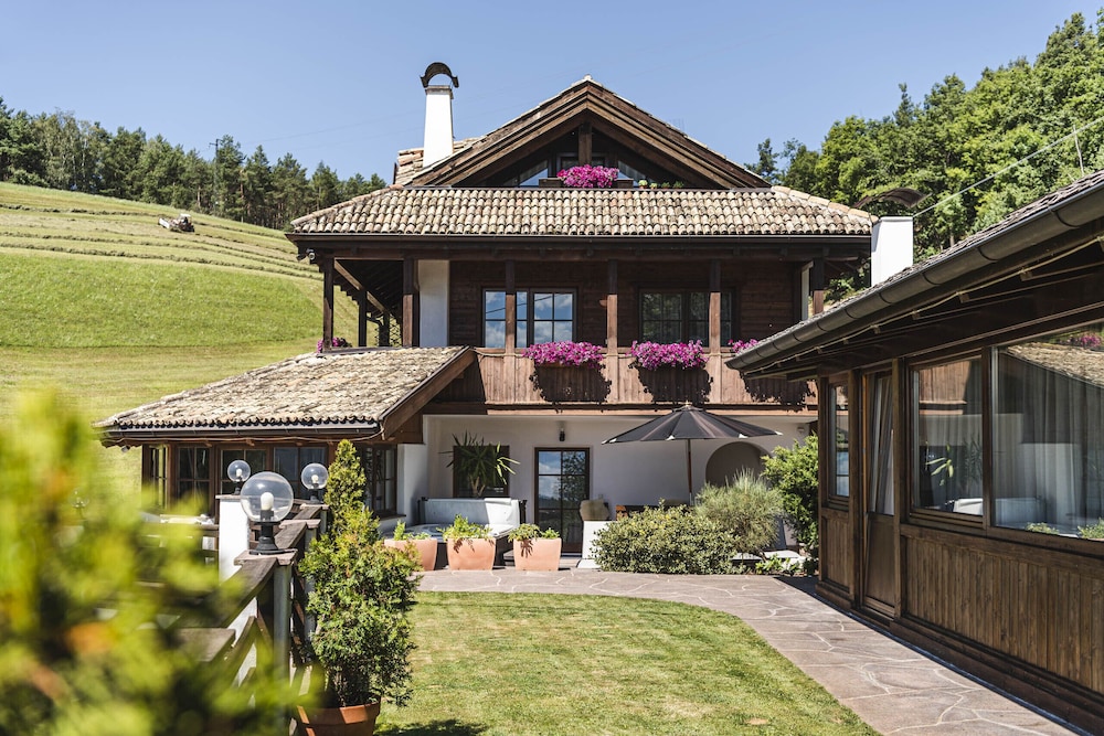 Deluxe Chalet, 1 Bedroom, Hot Tub, Mountain View photo 3