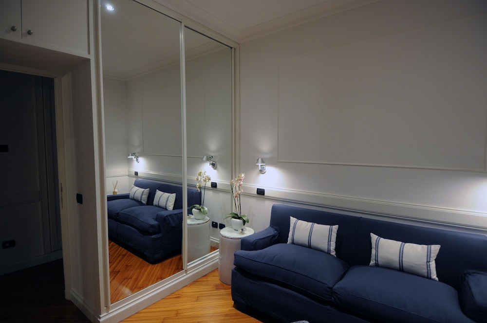 Classic Suite, 1 Queen Bed with Sofa bed, City View photo 2
