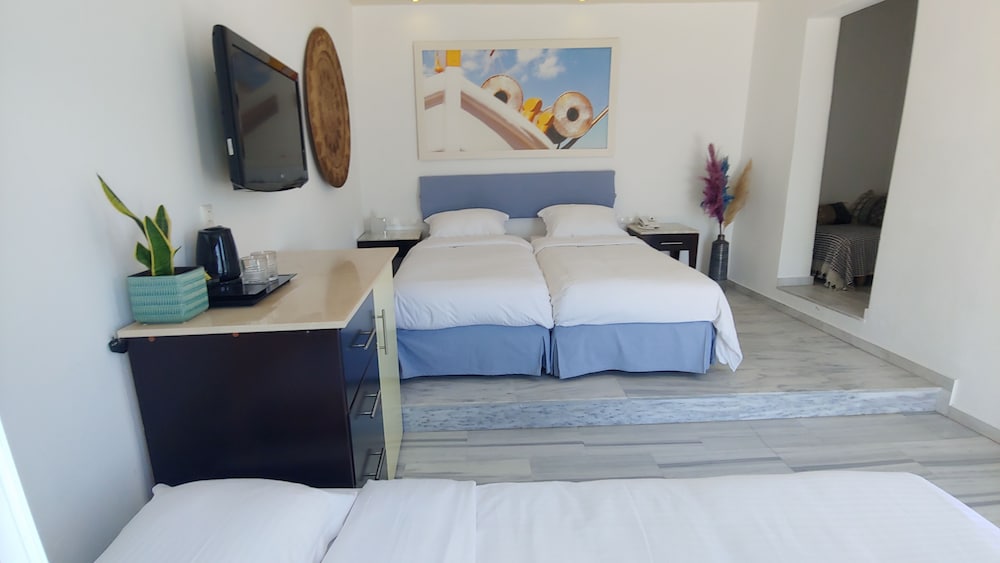 Superior Triple Room, Sea View - Photo 4