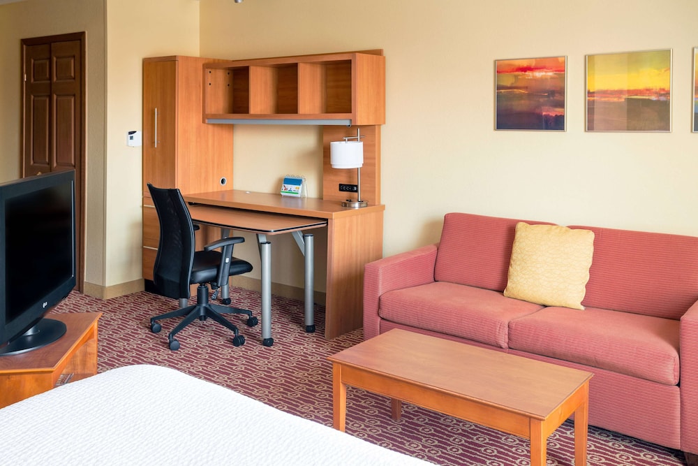 Suite, 1 Queen Bed with Sofa bed, Accessible (Mobility/Hearing Tub One Bedroom) - Photo 2