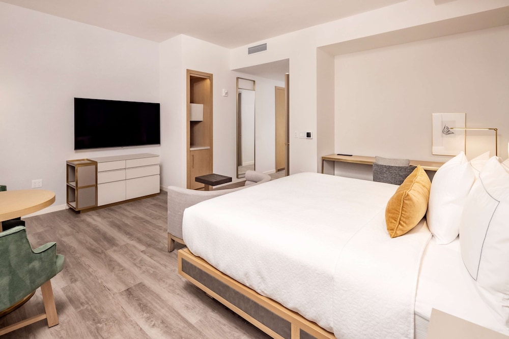 Studio, 1 King Bed, Accessible