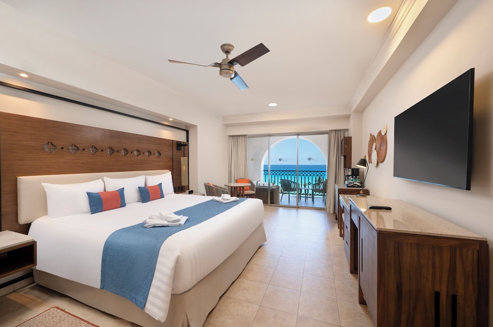 Deluxe Room, Balcony 1 King Bed, Jetted Tub, Oceanfront photo 2