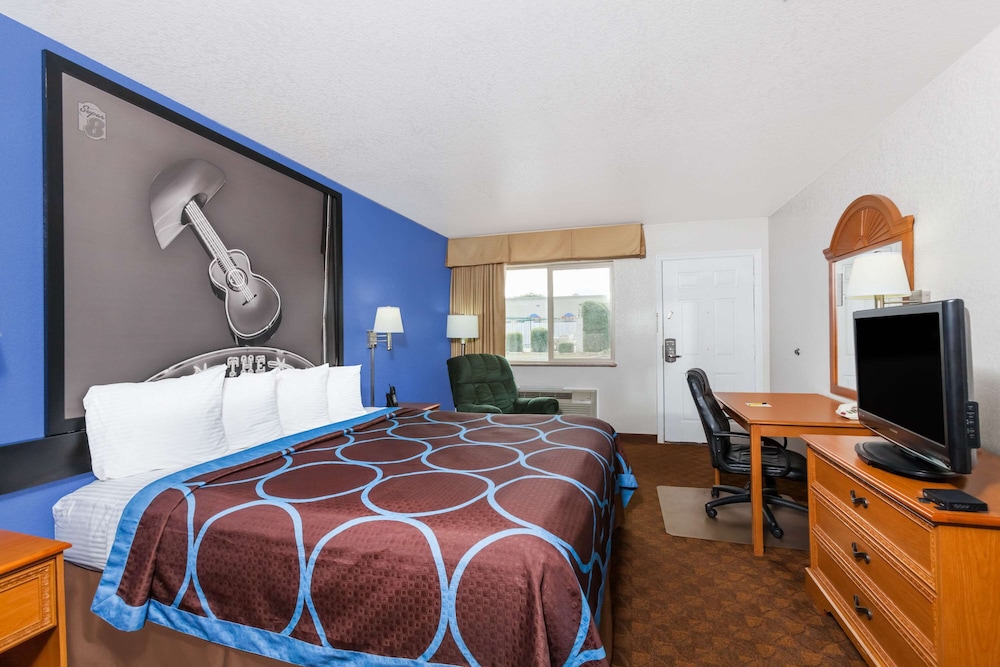 Room, 1 King Bed, Smoking