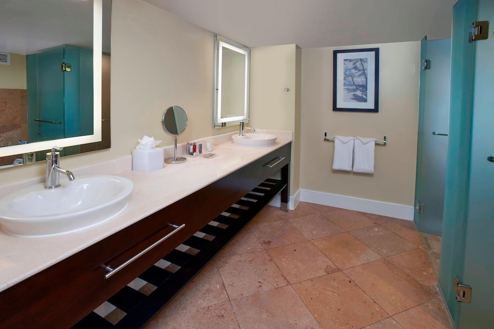 Junior Suite, 1 King Bed With Sofa Bed, Oceanfront