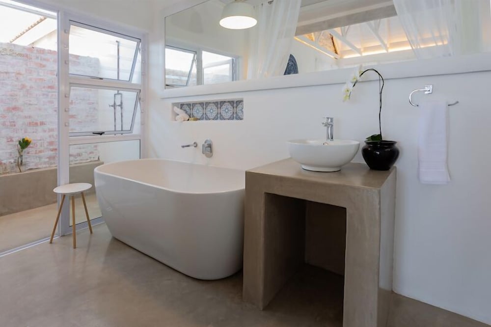 Luxury Double Room, 1 King Bed, Ocean View photo 3