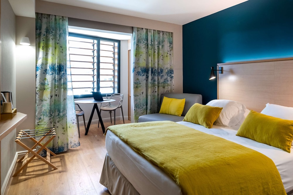 Superior Room, 1 Queen Bed, Non Smoking (with Sofabed) - Photo 1