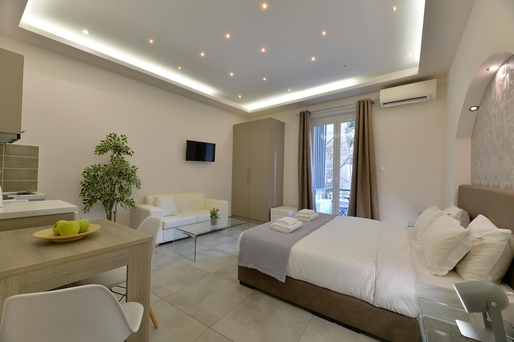 Deluxe Studio, 1 King Bed, Non Smoking photo 1
