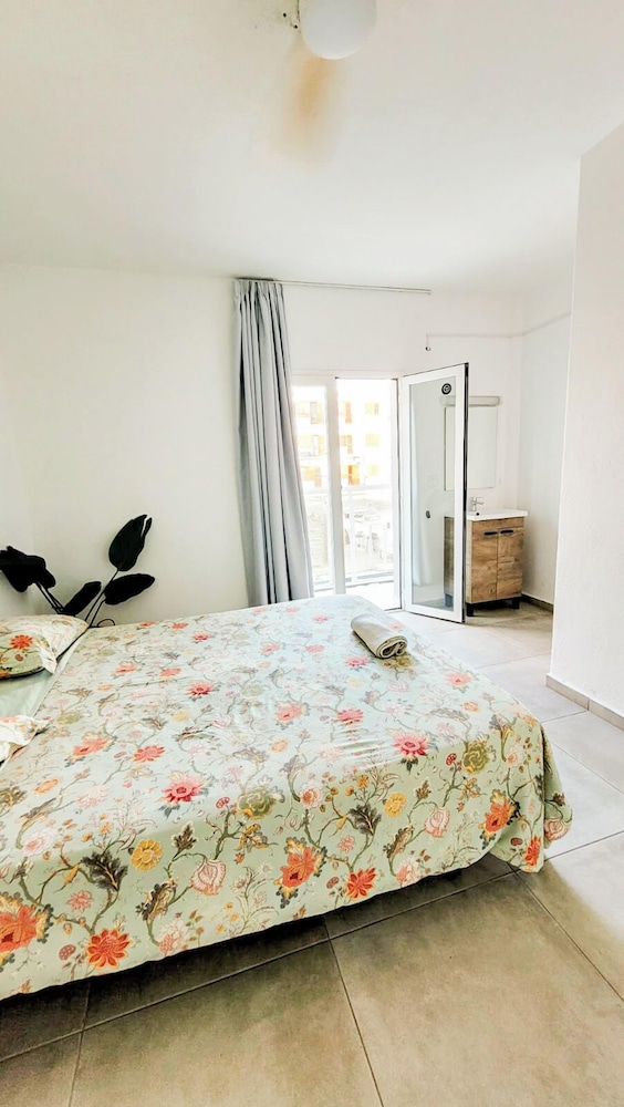 Standard Room, 1 Double Bed, Non Smoking, Shared Bathroom