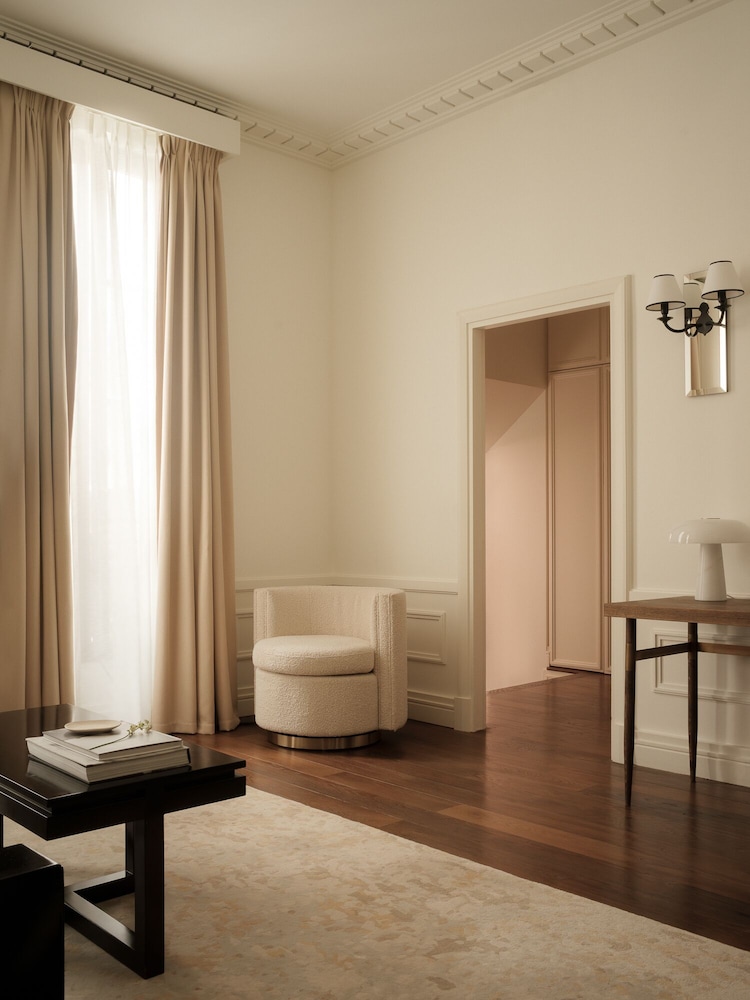 Deluxe Suite, 1 King Bed photo 3