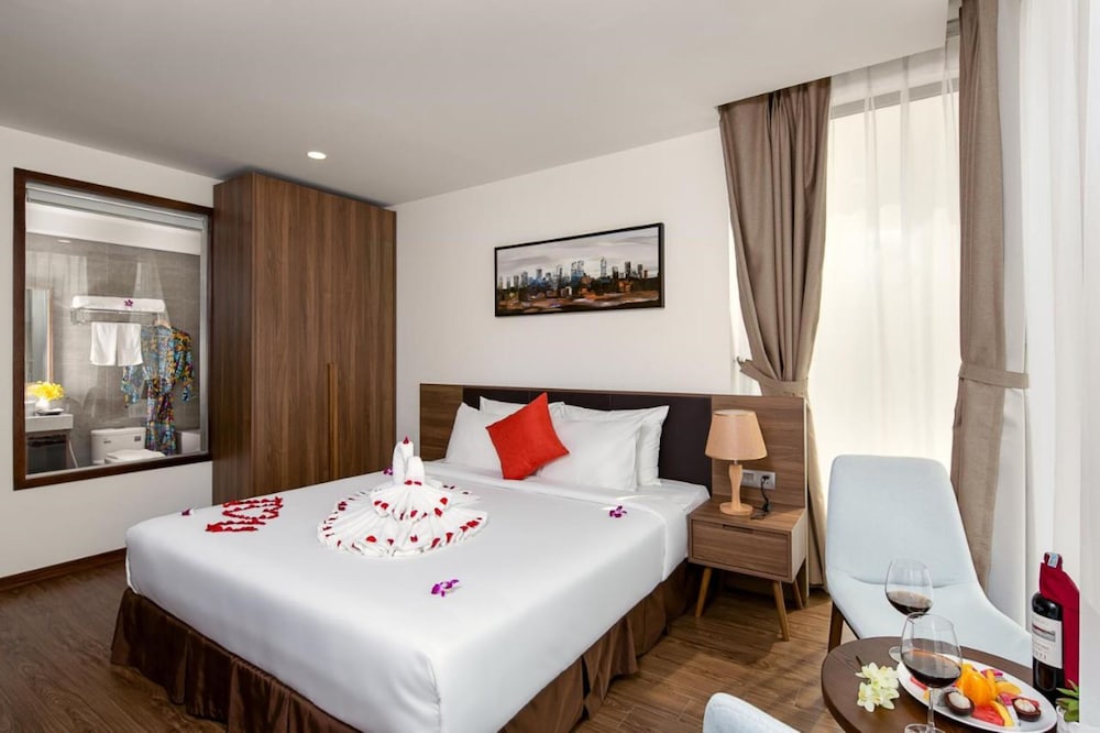 Suite with Bathtub - Photo 4