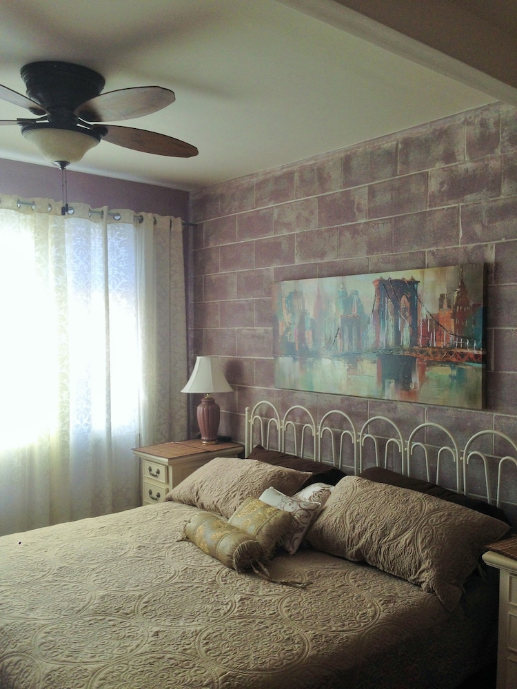 Lilac Room with Harbor Bridge View