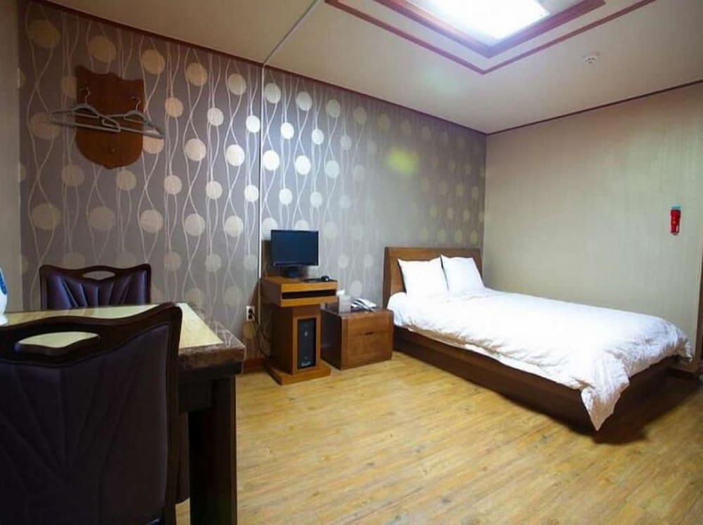 Deluxe Room (1 double bed + ondol for 4 people) photo 3