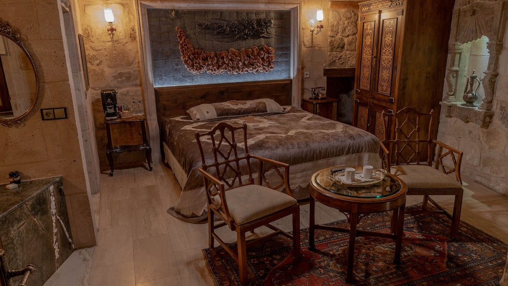 Grand Room, 1 King Bed thumbnail 6