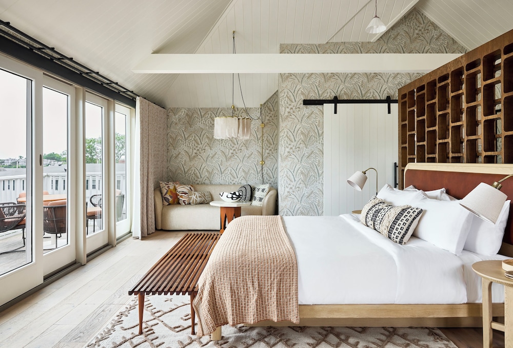 Premium Suite, 1 King Bed (Chappy House)