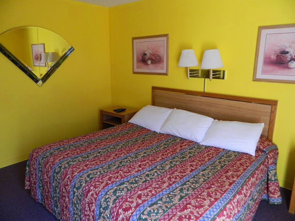 Economy Single Room, 1 Queen Bed, Accessible, Mountainside photo 1