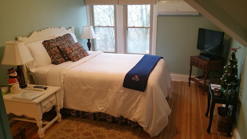 Signature Room, 1 Queen Bed ( Rae's Creek) photo 2