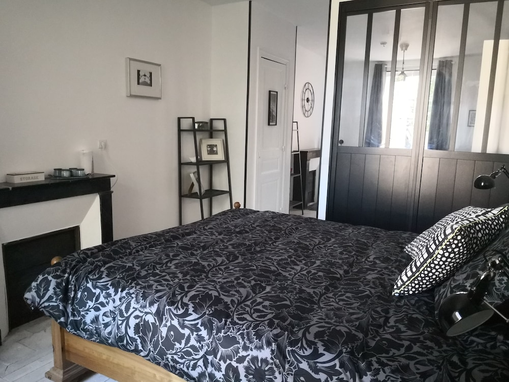 Design Suite, 1 Queen Bed with Sofa bed (Onyx) photo 3