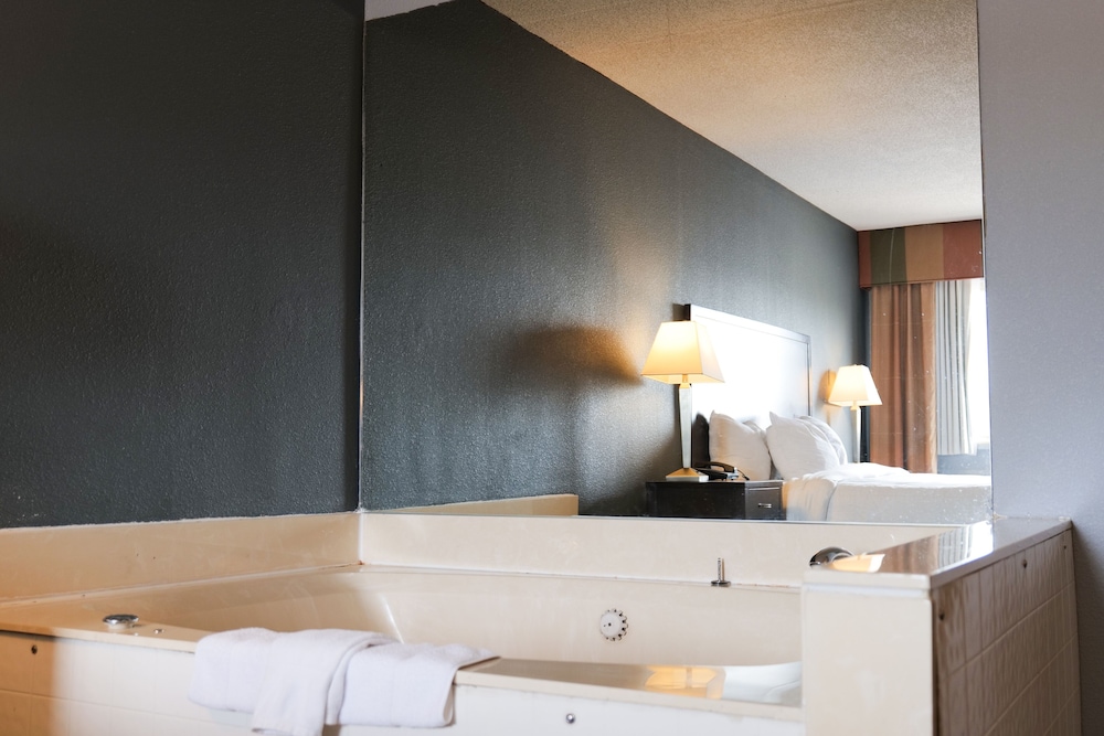 Suite, 1 King Bed, Non Smoking - Photo 24