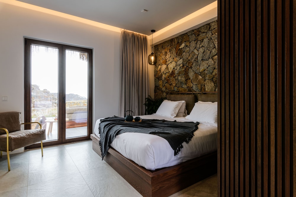 Deluxe Suite with sea view and private pool