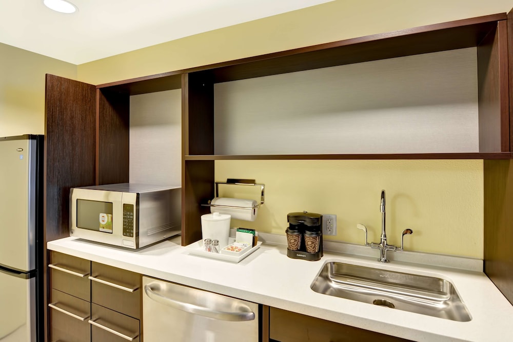 Suite, 1 Queen Bed, Accessible (Roll-In Shower) photo 3