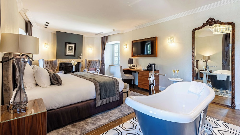 Premium Room, 1 King Bed, Non Smoking, Fireplace - Photo 2