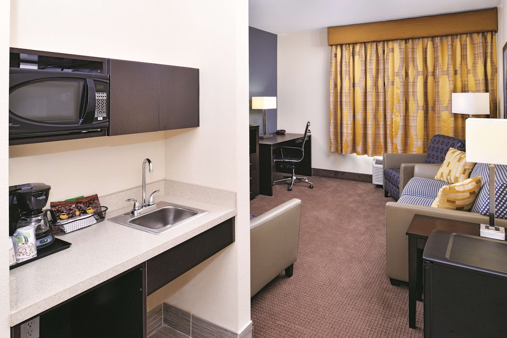 Family Suite, 1 King Bed, Accessible, Non Smoking (Mob,Hear,Tub w/Grab Bars,Countryside) photo 2
