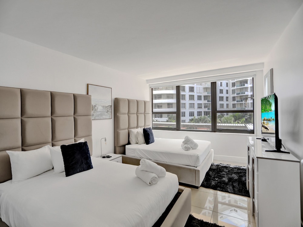 Oceanfront condo w beach service /411