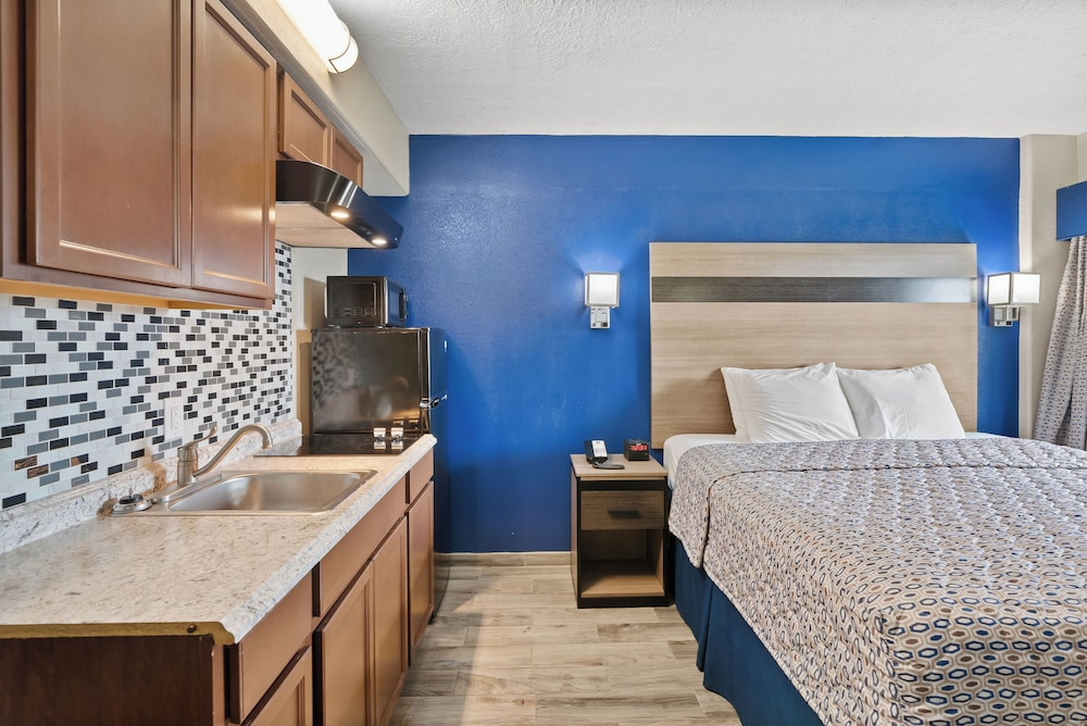 Standard Room, 1 King Bed, Mobility Accessible, Kitchenette - Photo 4