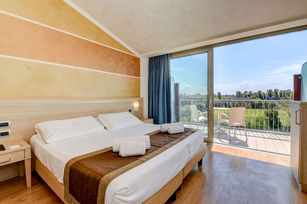 Classic Double or Twin Room - Photo 12