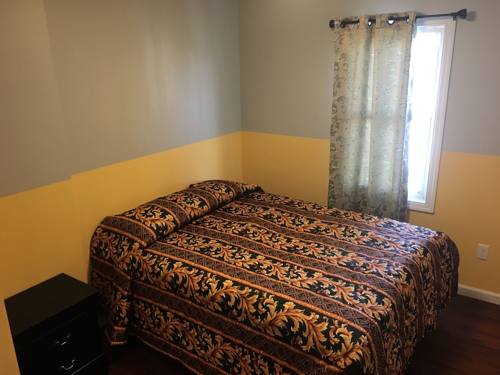 Newly Renovated 4 Bedroom Apartment - Photo 3