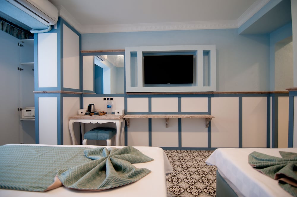 Economy Triple Room photo 3