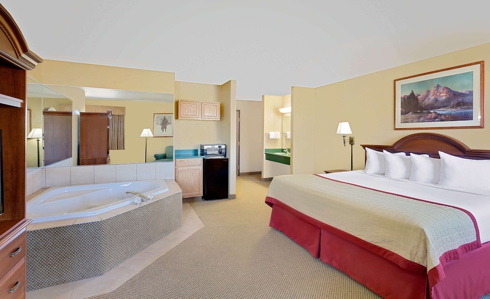 Executive Suite, 1 King Bed, Non Smoking, Pets Not Allowed photo 3