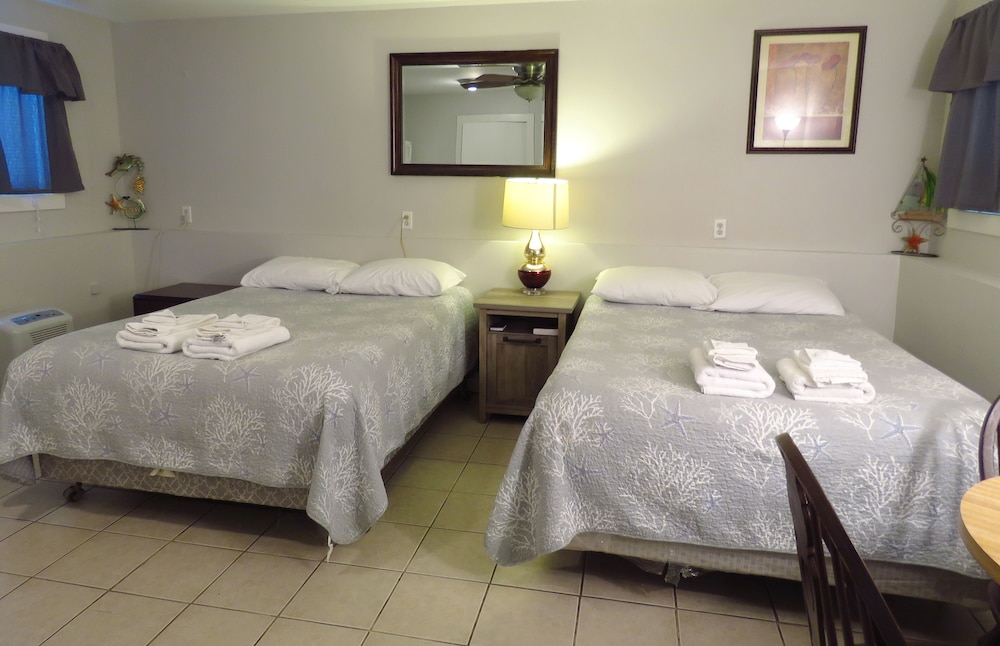 Economy Double Room, 2 Double Beds (No View) photo 2