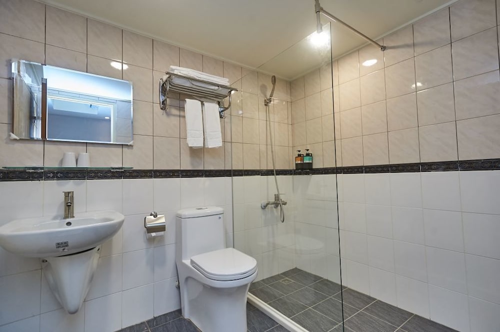 Standard Quadruple Room, 2 Double Beds - Photo 10