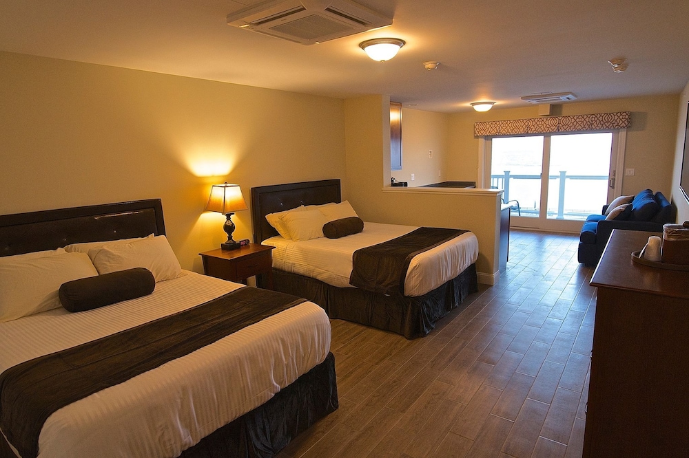 Pelham Suite, 2 Queen and 1 Sofa Bed, Kitchenette, Oceanfront Private Balcony photo 1