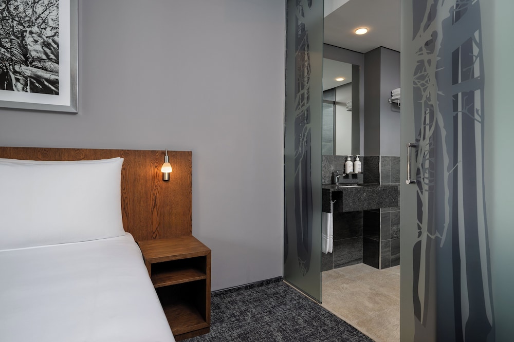 Premium Room, 1 Queen Bed (Karura Forest View) photo 3