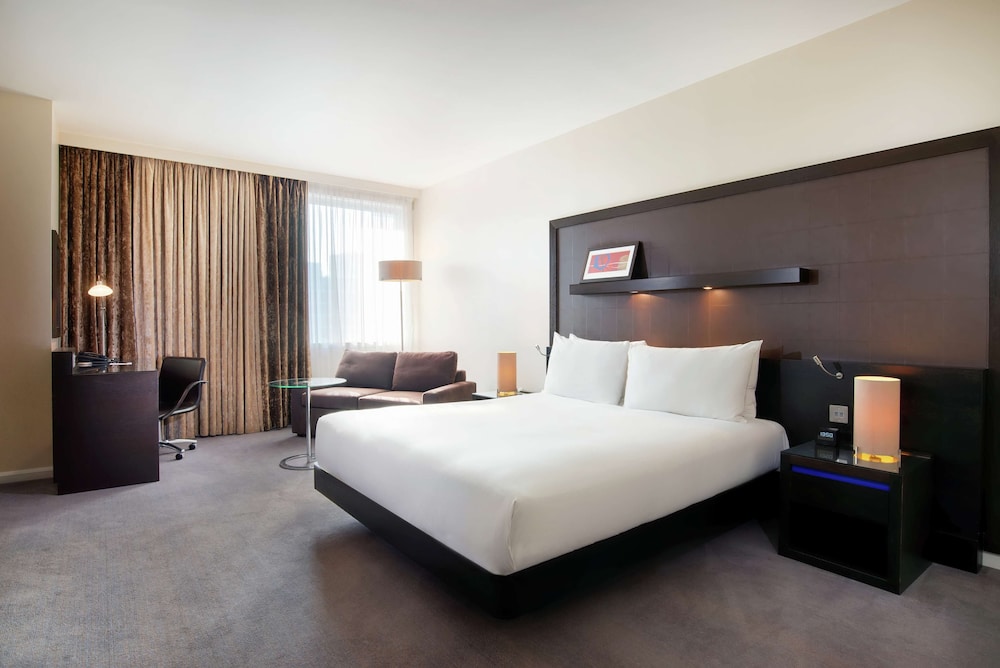 Deluxe Room, 1 King Bed with Sofa bed photo 3
