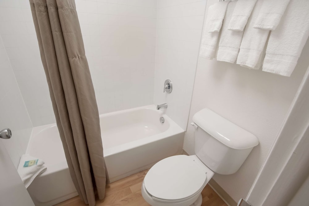 Deluxe Room, 1 King Bed, Non Smoking, Kitchenette photo 3