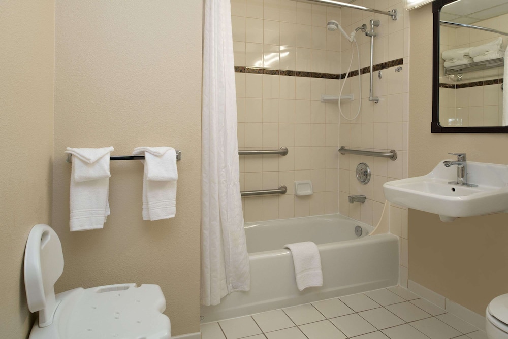 Room, 2 Queen Beds, Accessible, Non Smoking - Photo 6