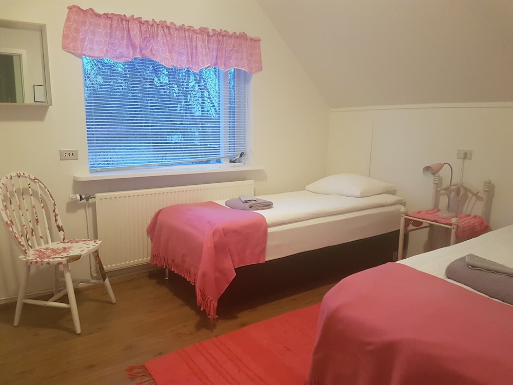 Room, 1 Bedroom, Shared Bathroom (Pink) photo 1