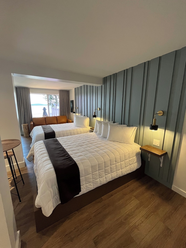 Deluxe Room, 2 Queen Beds, Non Smoking, Lake View photo 3
