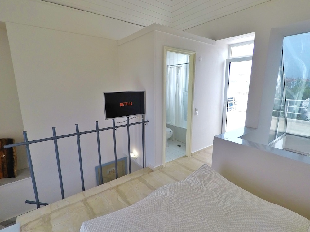 Master Apartment with Pool or Garden View - Split Level