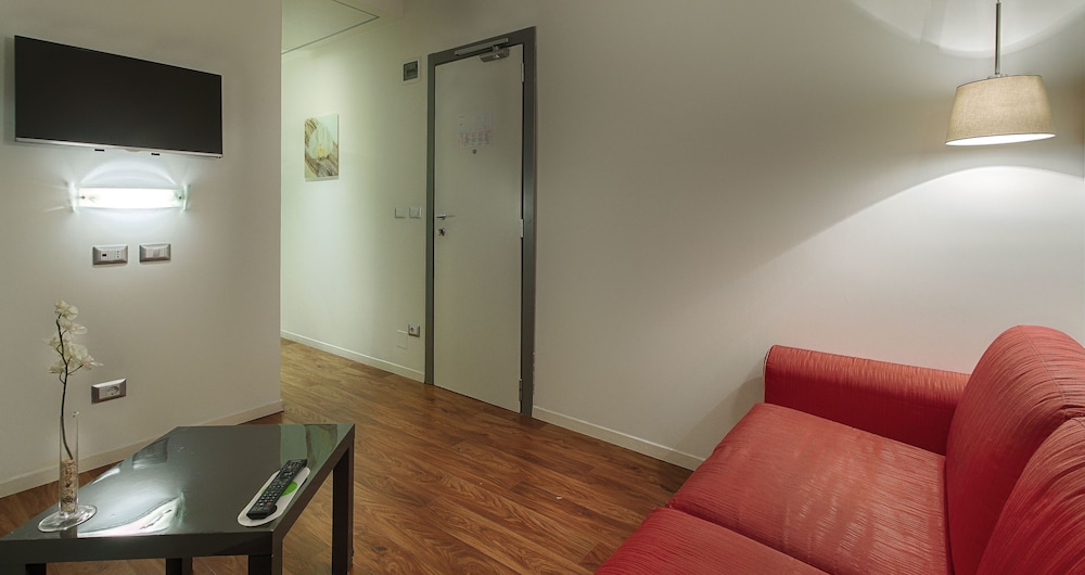 Triple Family Room with Balcony thumbnail 5