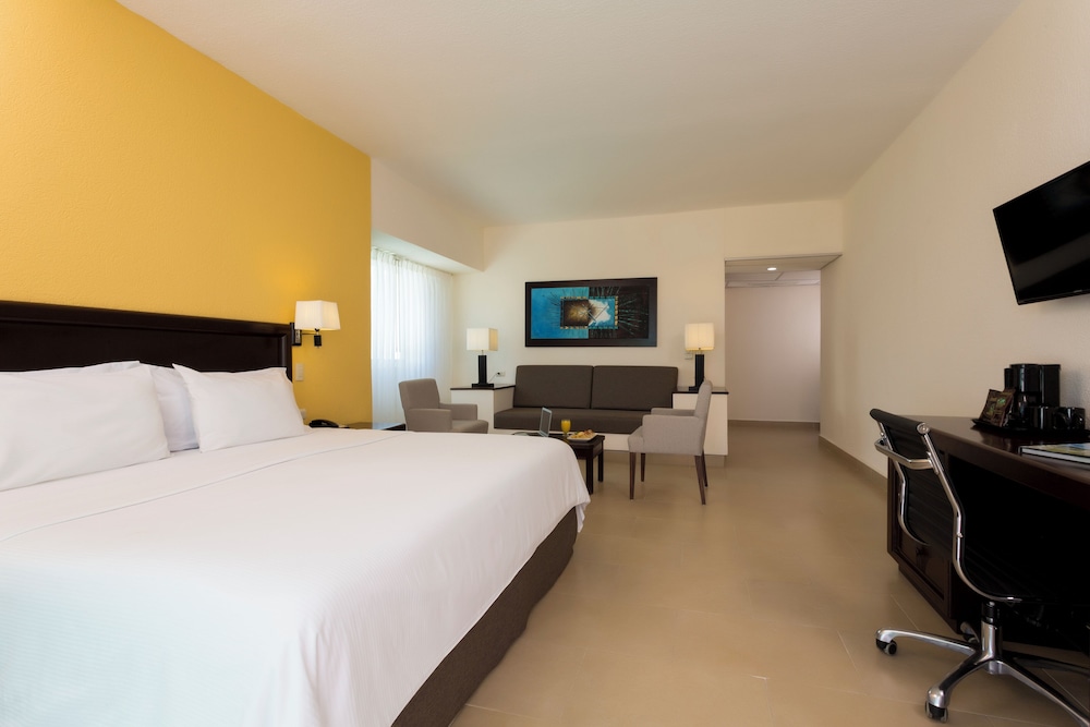 Superior Room, 1 King Bed, Partial Ocean View photo 3