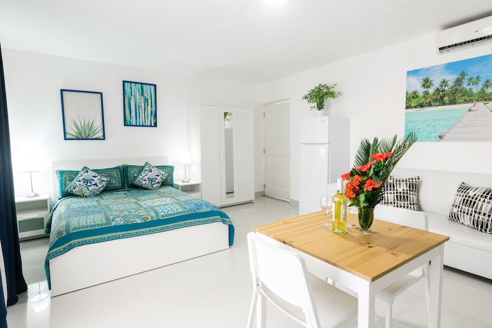 Deluxe Studio Suite, 1 Queen Bed, Pool View, Garden Area