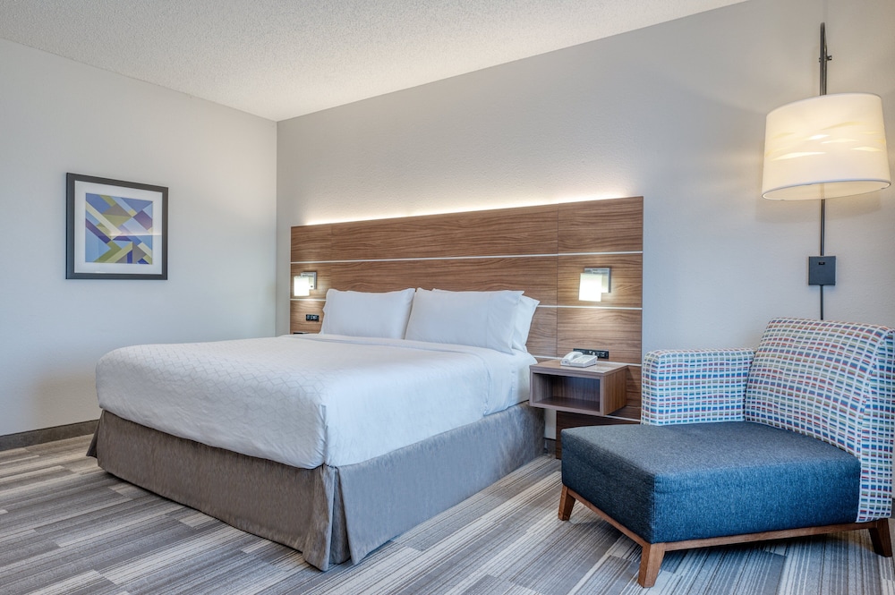 Standard Room, 1 King Bed, Jetted Tub (Minifridge) - Photo 5