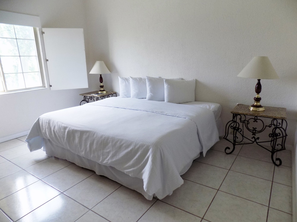 Standard Room, 1 King Bed, Non Smoking - Photo 6