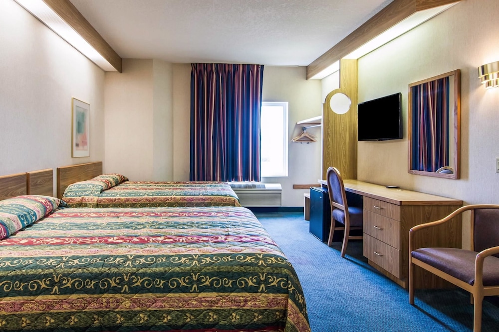 Standard Room, 2 Queen Beds, Non Smoking - Photo 5