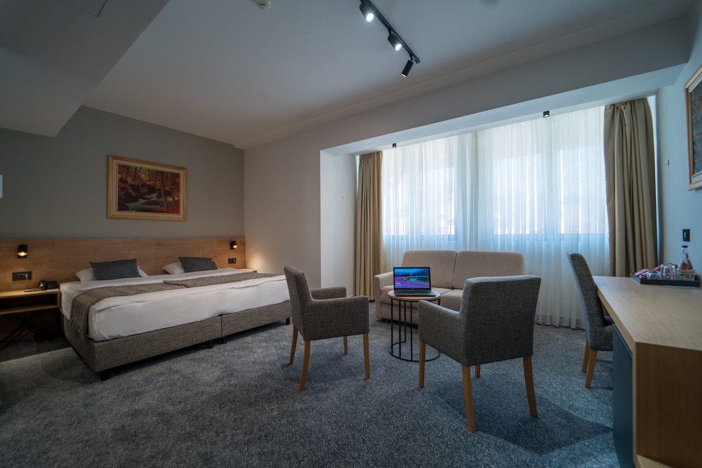 Comfort Room - Photo 1