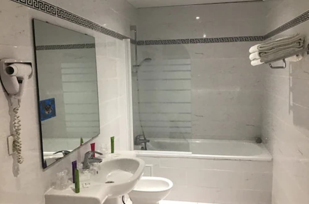 Standard Quadruple Room - Photo 7